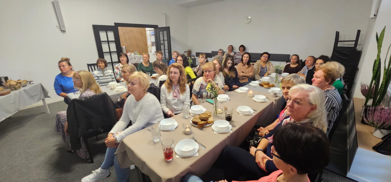 Wspólny posiłek na spotkaniu kobiet