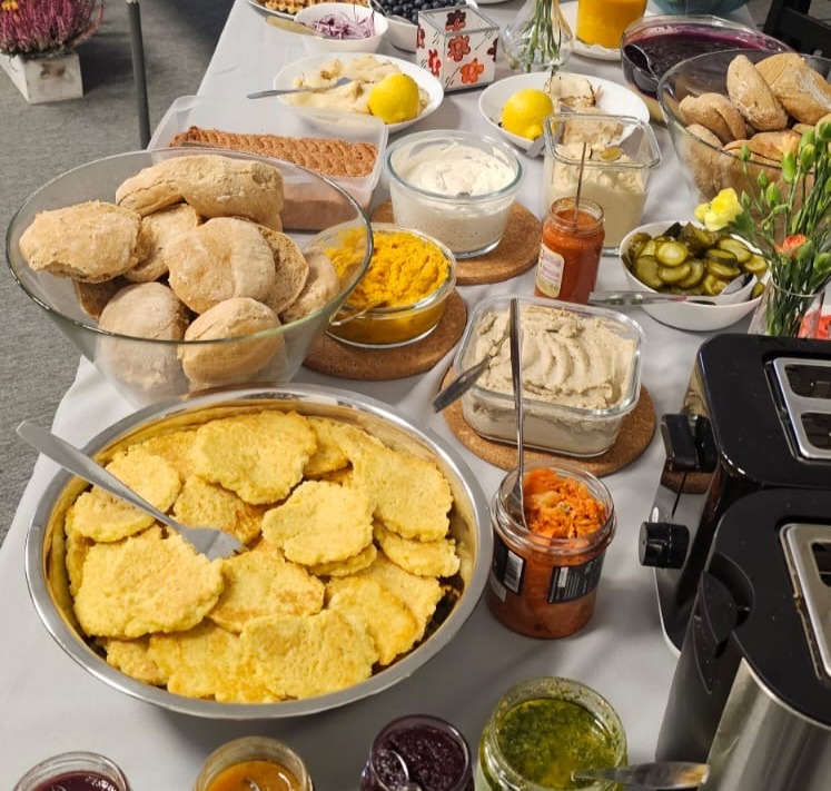 Kobiety rozmawiają przy stole na spotkaniu w Rudzie Śląskiej